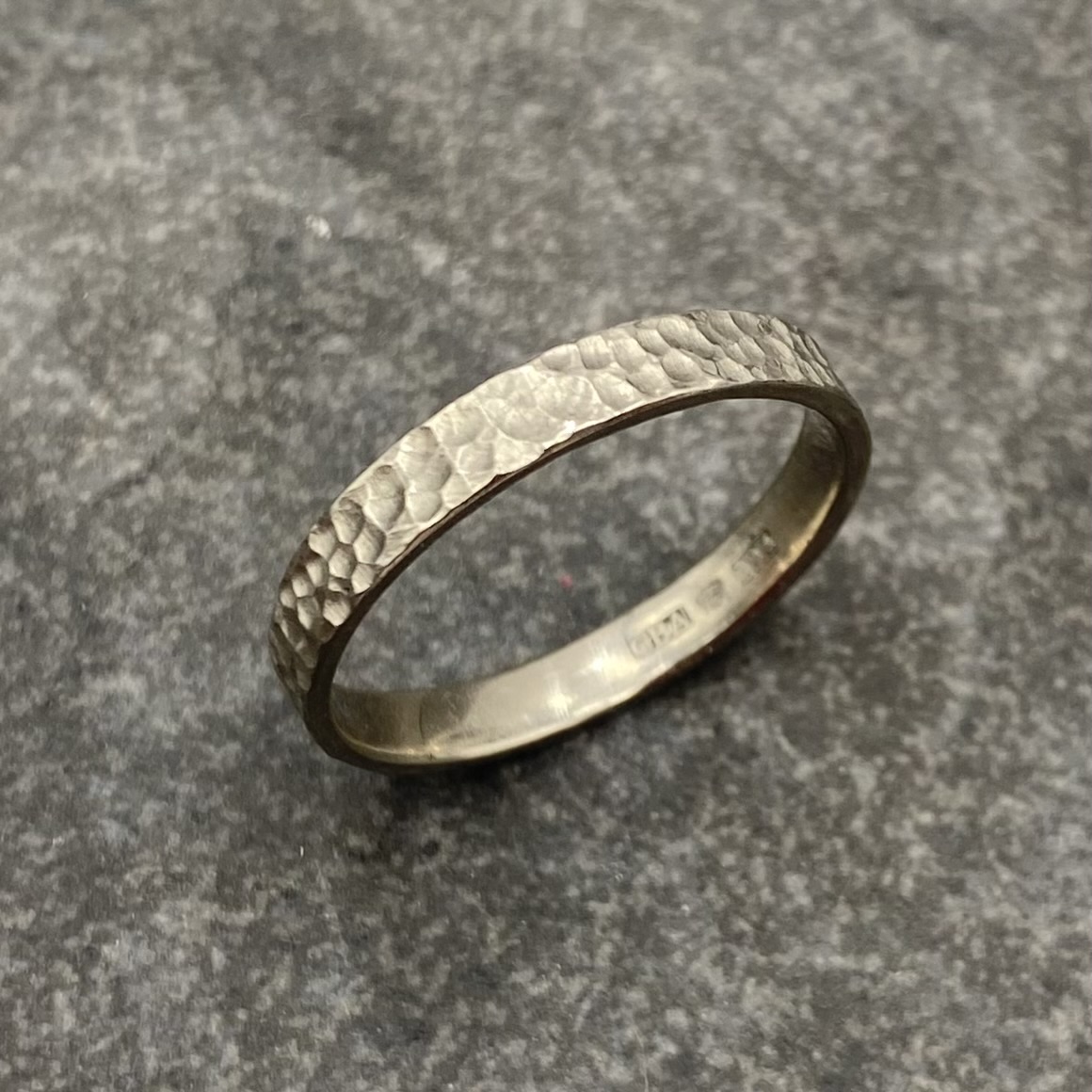 Ring MakeMark handgjord yta vitguld 18 karat