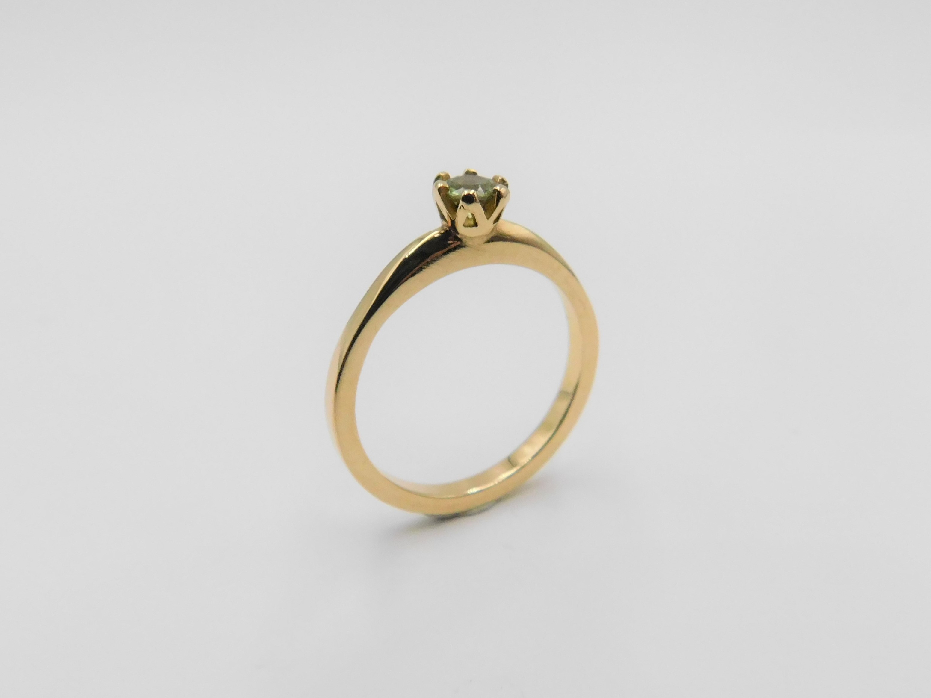 Ring Julia i 18K guld med grön safir sedd snett uppifrån