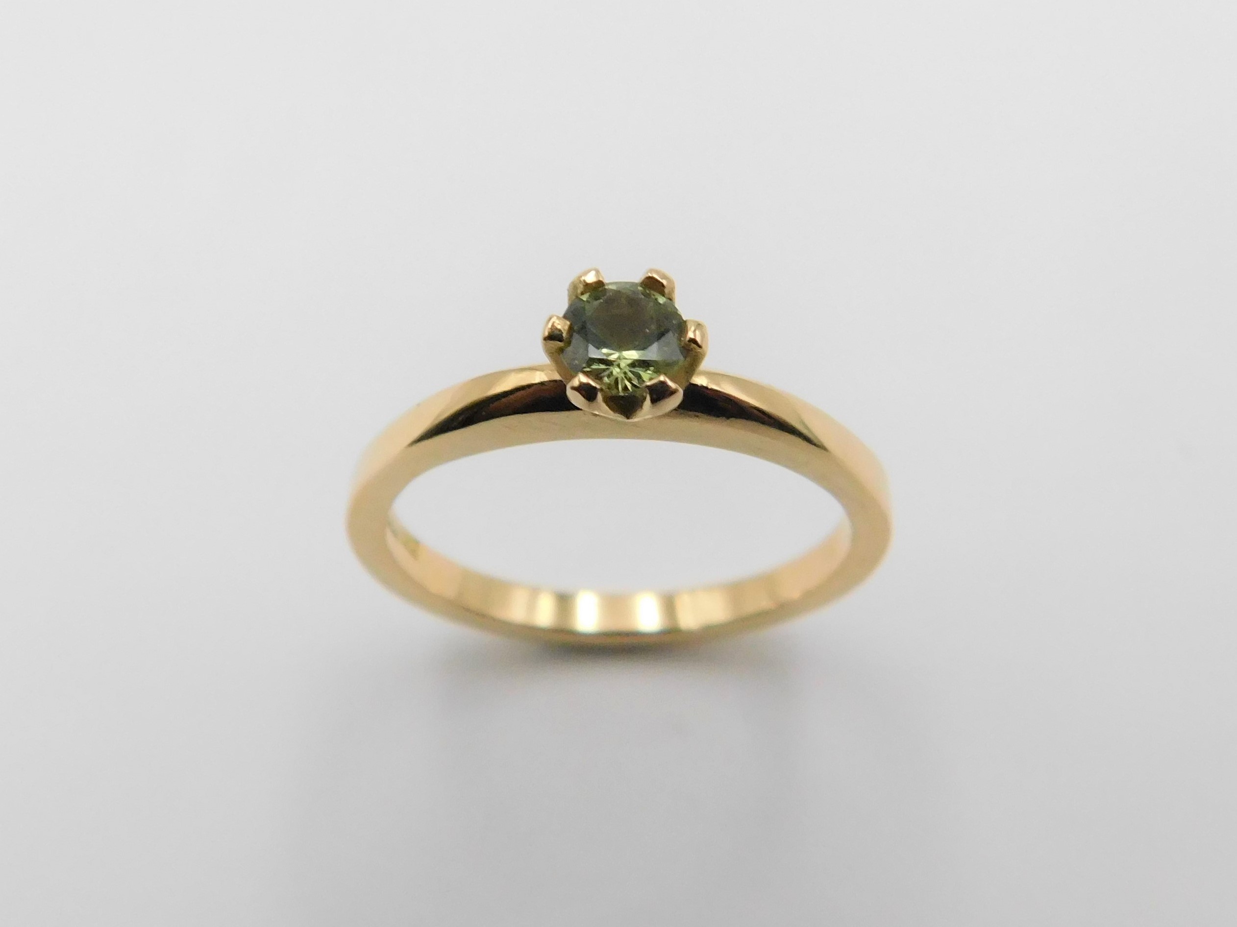 Ring Julia i 18K guld med grön safir sedd uppifrån