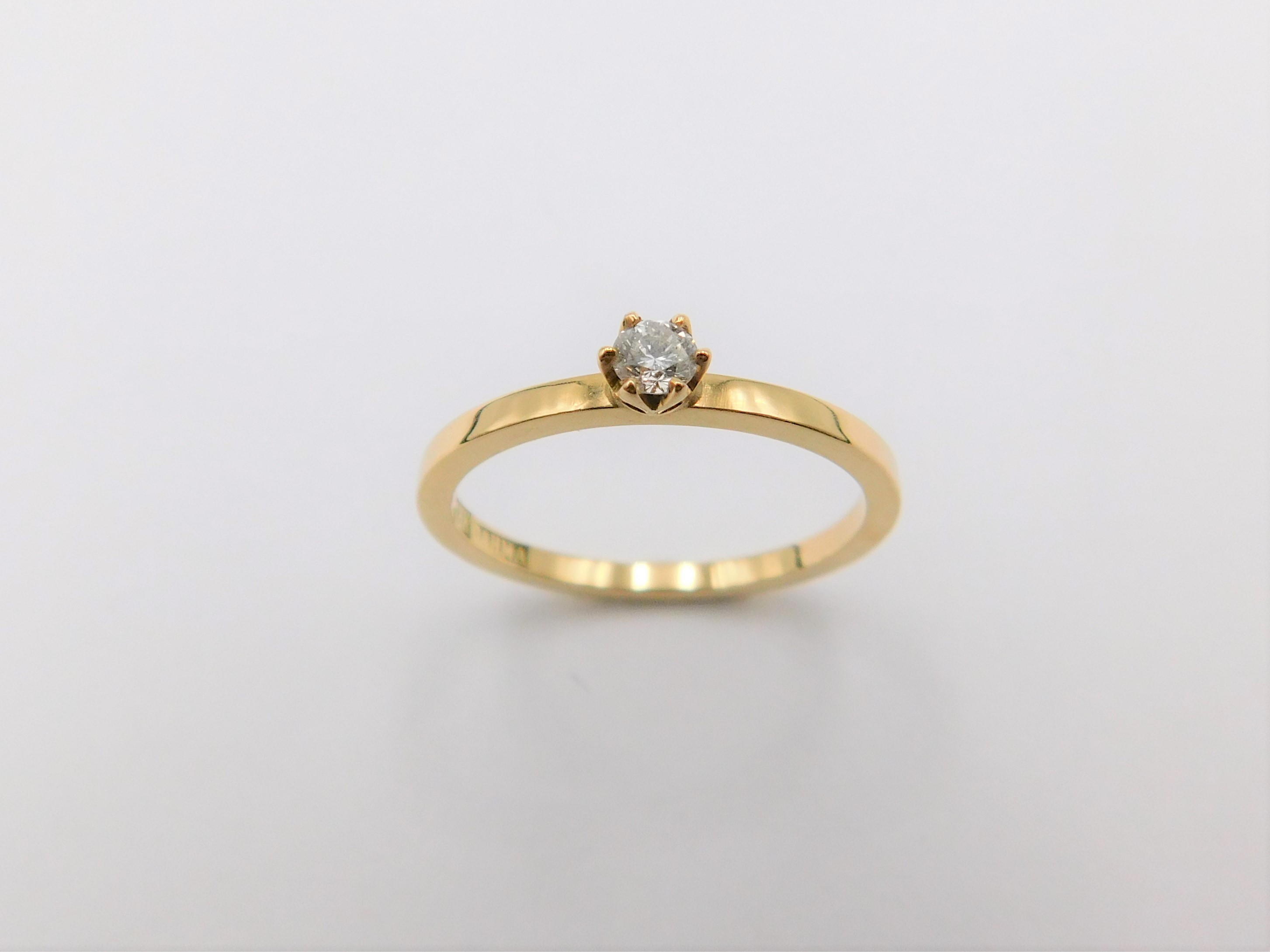 Ring Elly i 18K guld med naturlig diamant, sedd uppifrån