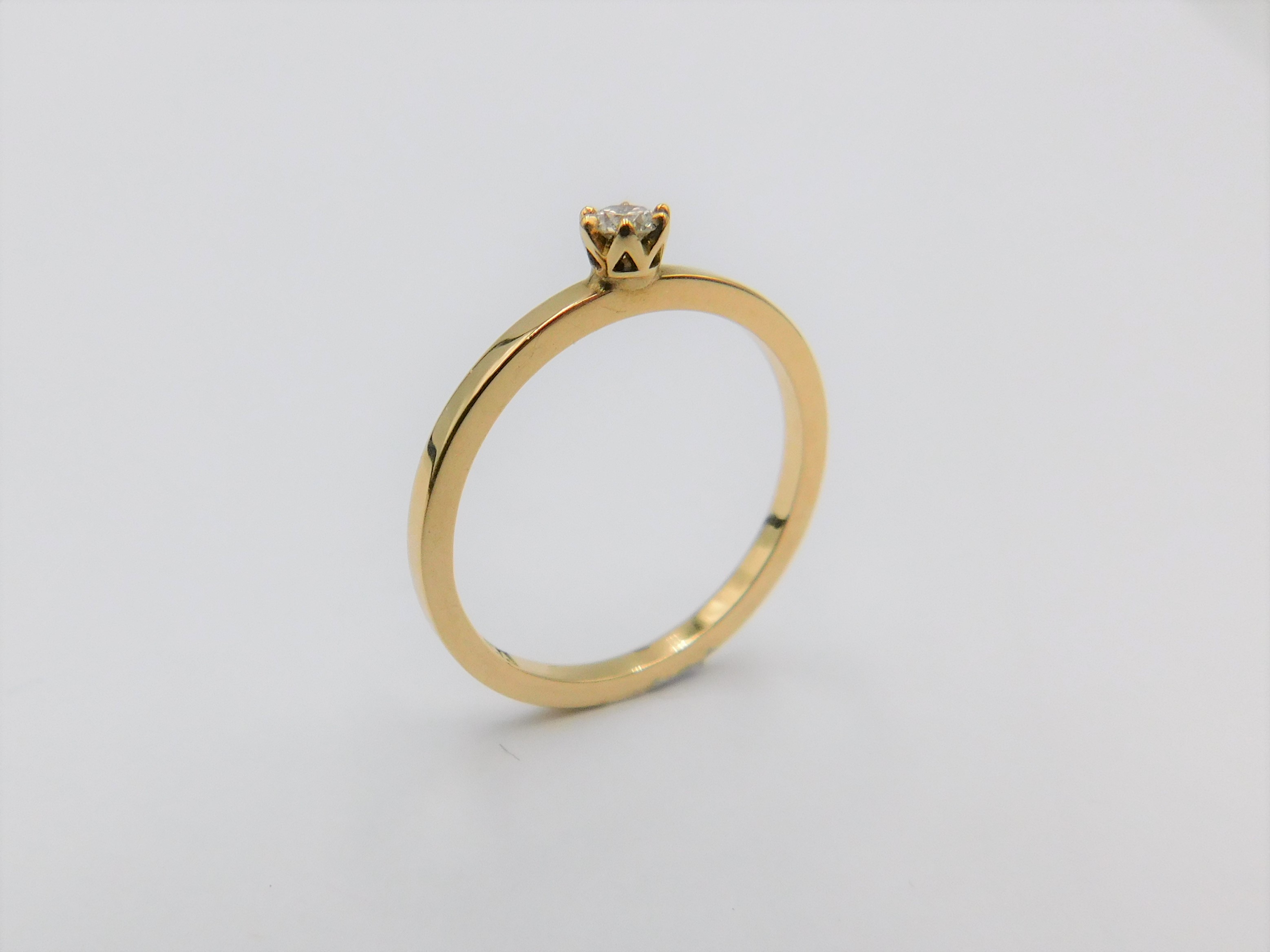Ring Elly i 18K guld med naturlig diamant, sedd uppifrån