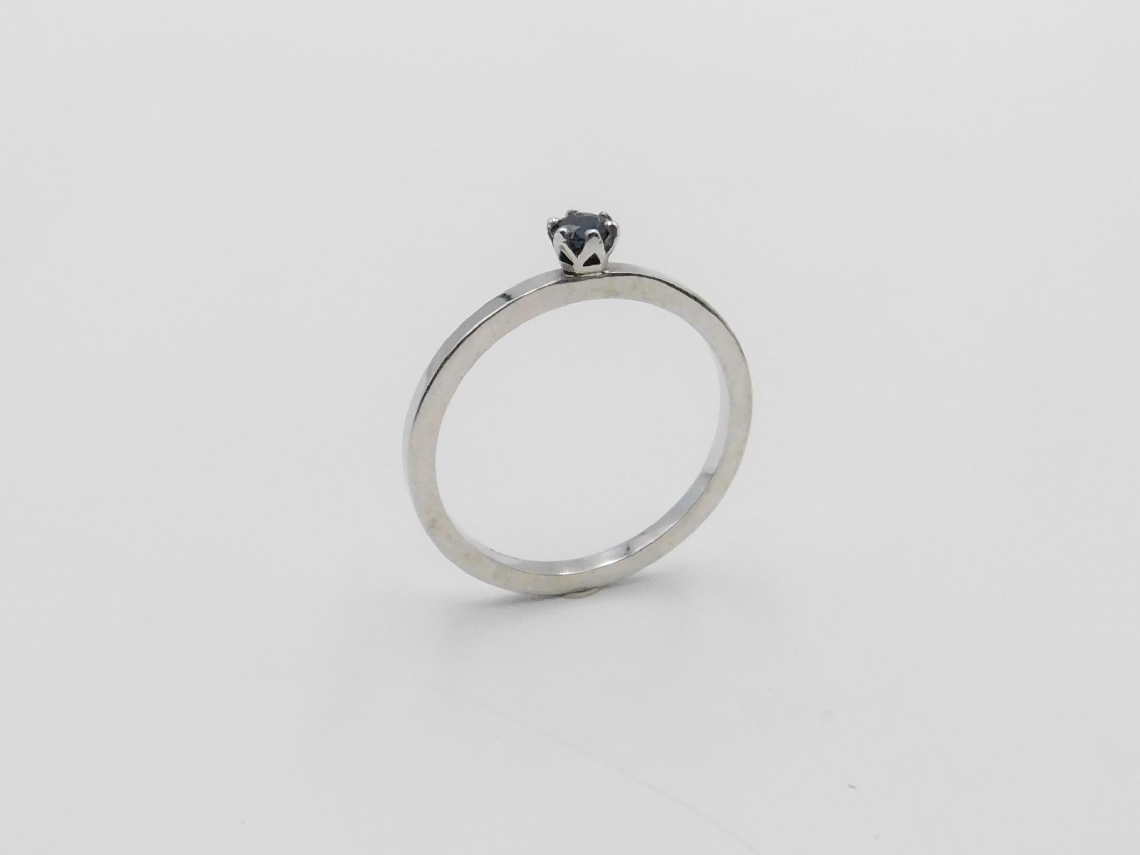 Ring Elly i 18K vitguld med blå safir 0,10 ct, sedd snett uppifrån