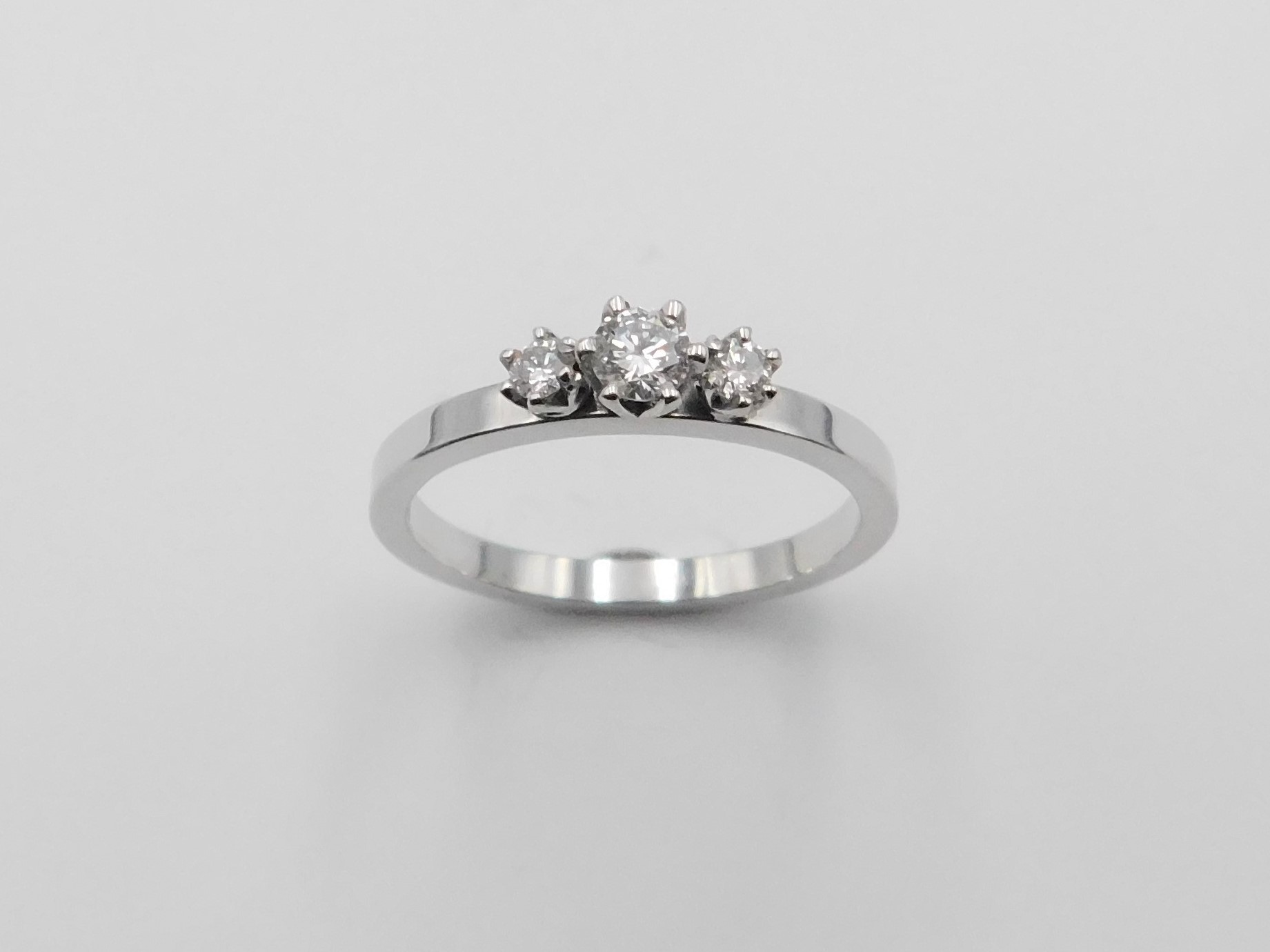 Ring Fanny i 18K vitguld med tre briljantslipade diamanter, sedd uppifrån