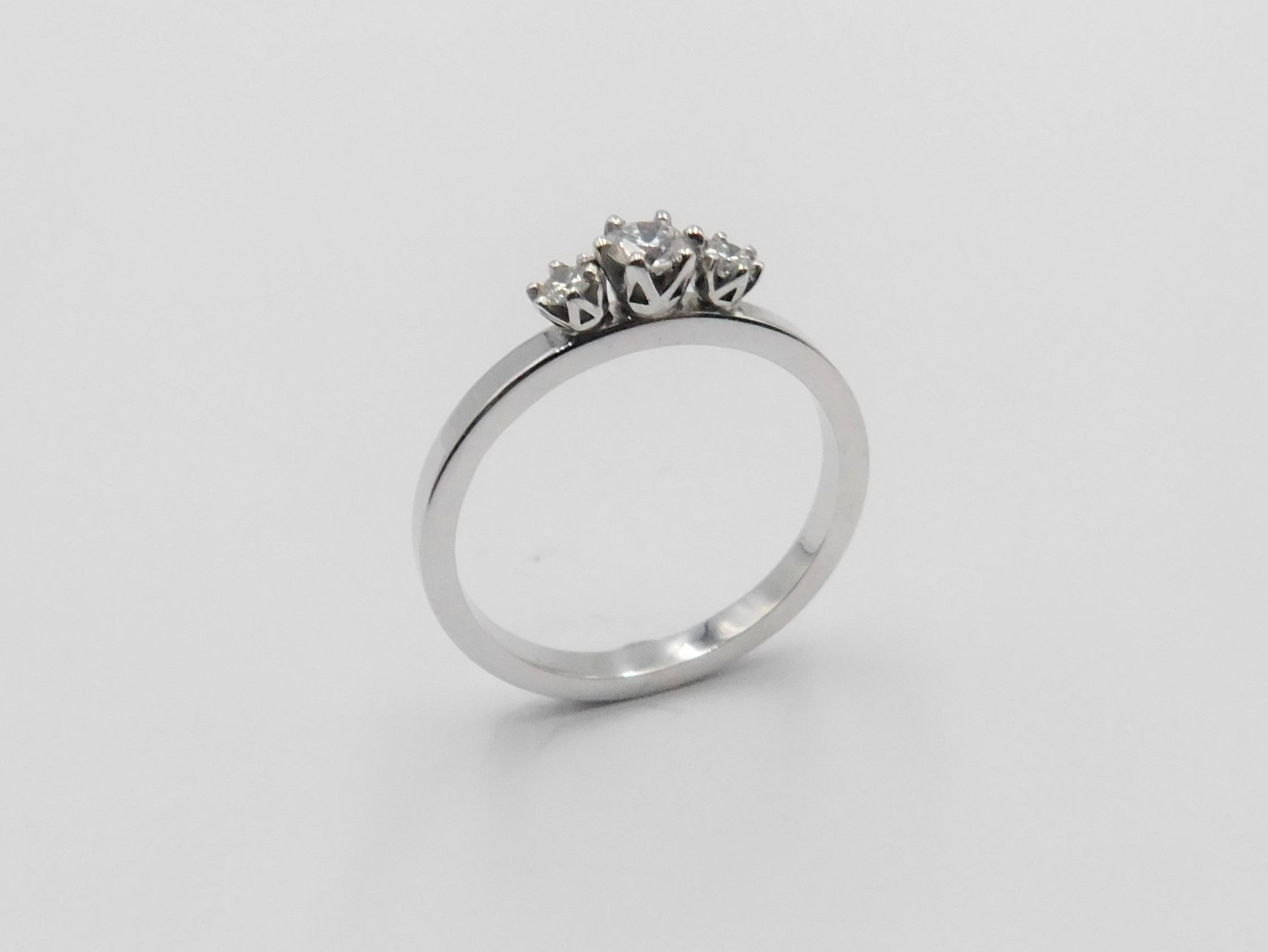 Ring Fanny i 18K vitguld med tre briljantslipade diamanter, sedd uppifrån