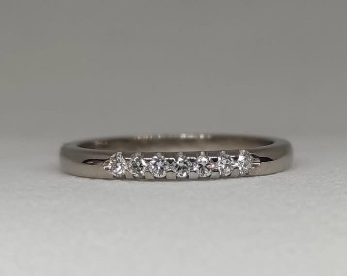 Ring Fina  med briljantslipade diamanter liggande mot underlag