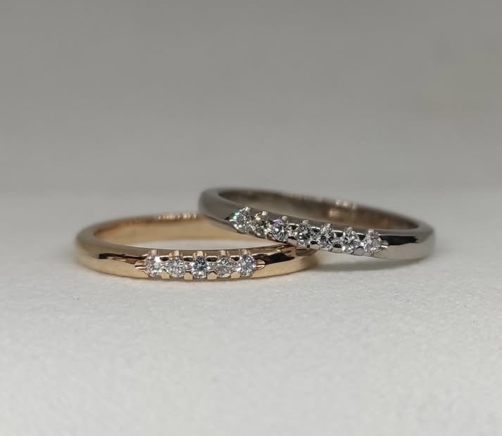 Ring Fina liggande intill en annan ring