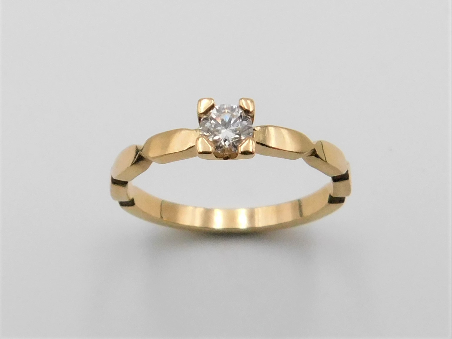 Ring Frida i 18K guld med vågform och briljantslipad diamant i centrum, sedd uppifrån