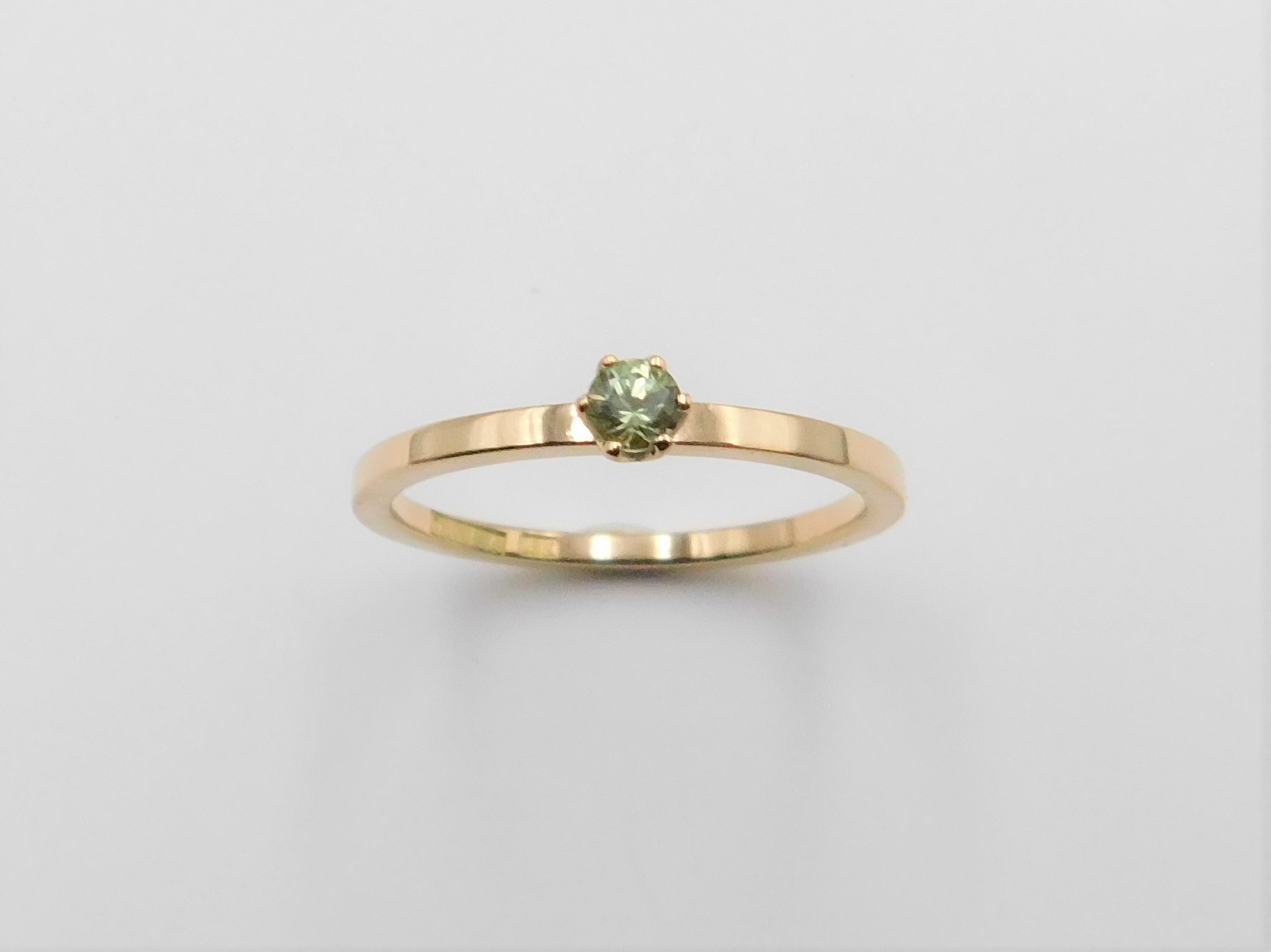 Ring Elly i 18K guld med grön safir, sedd uppifrån