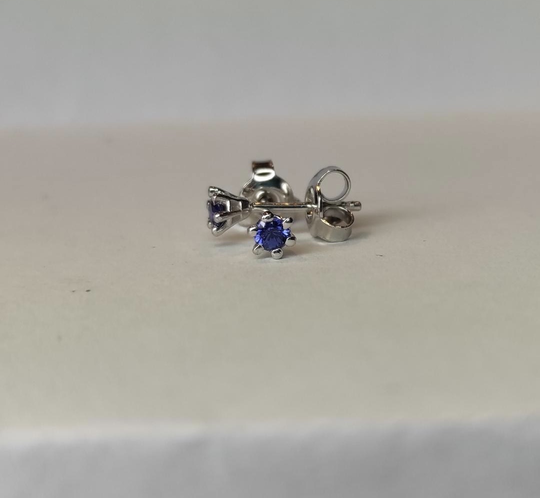 Örhängen blå safir 2x0,10 ct vitguld 