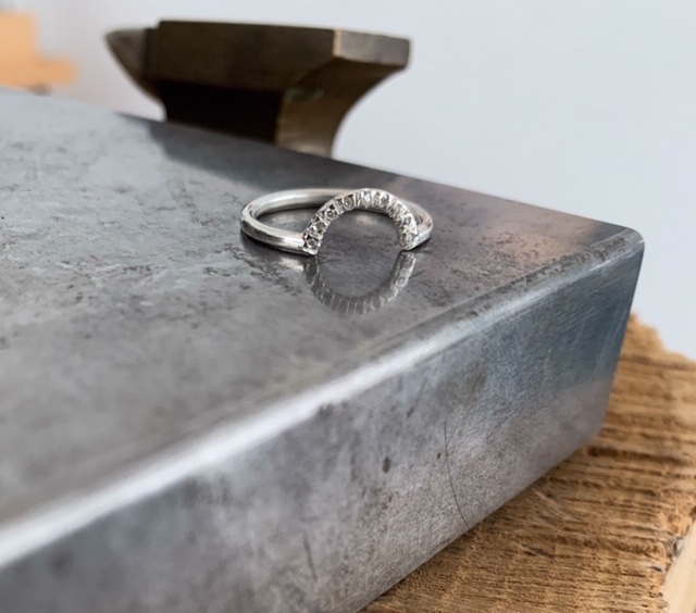 Ring Jasmin handgjord diamanter 9x0,005 ct guld 18 karat 
