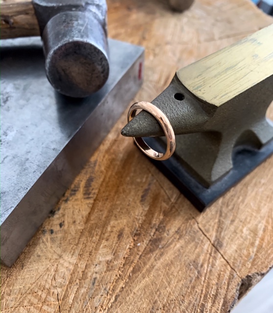 Ring BeRound handgjord yta guld 18 karat
