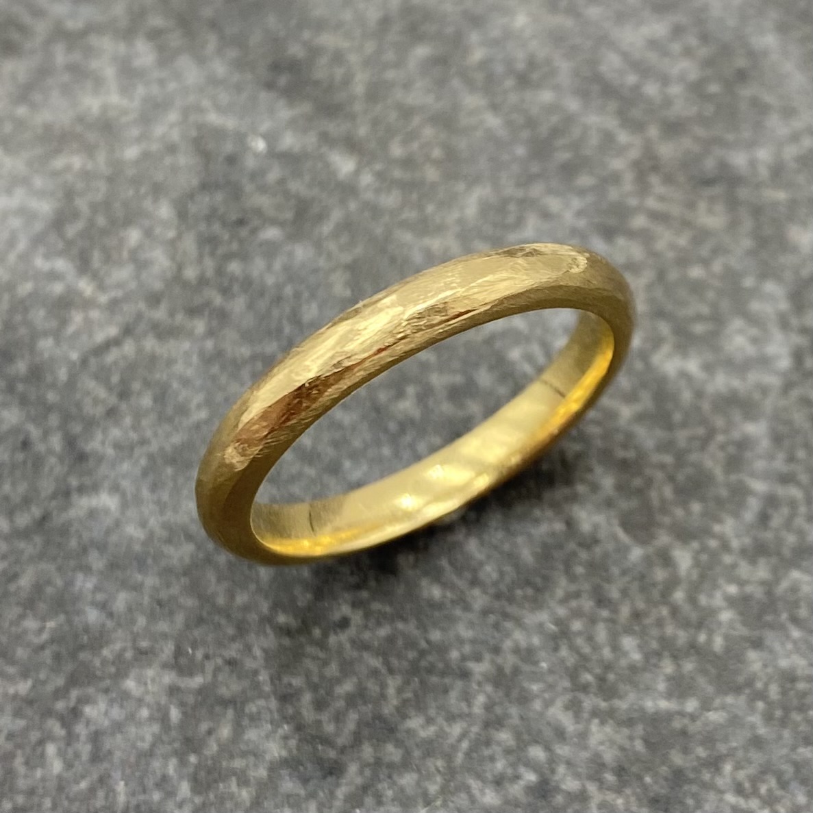 Ring BeRound handgjord yta guld 18 karat