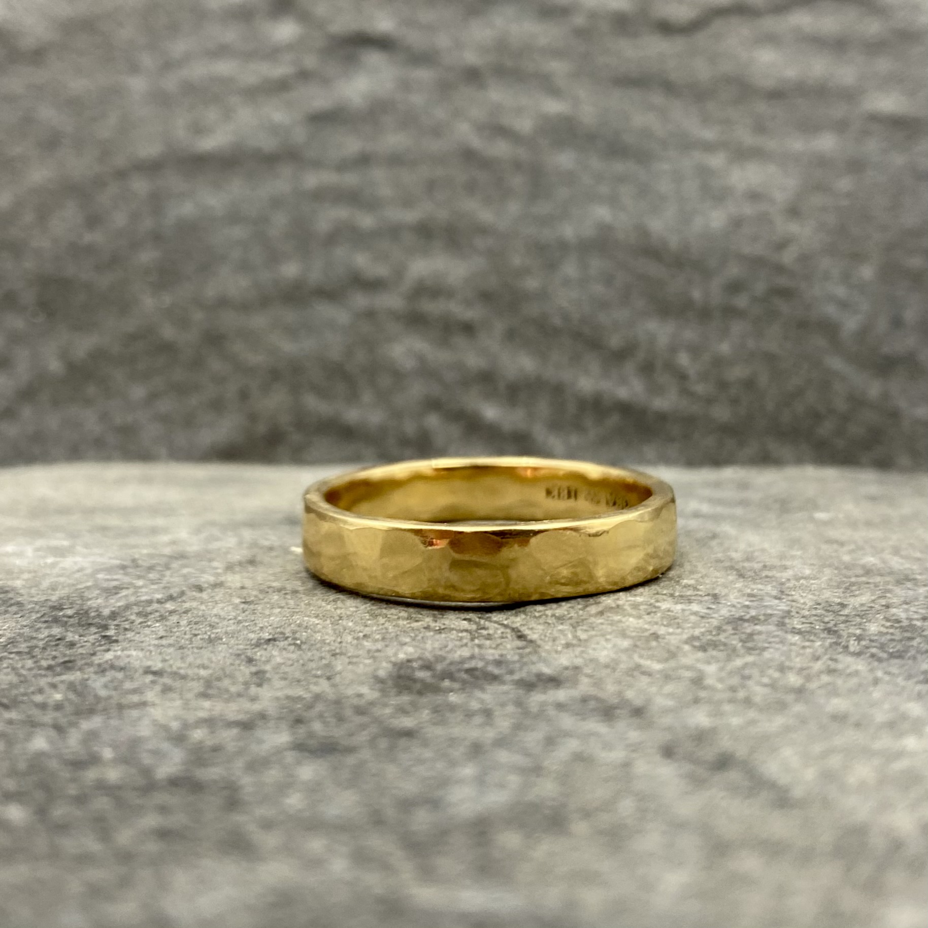 Ring Hammery handgjord yta guld 18 karat