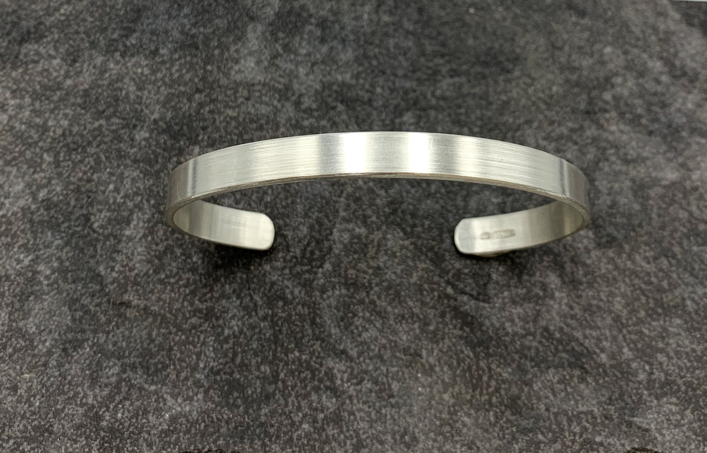 Armring handgjord matt 7 mm silver 