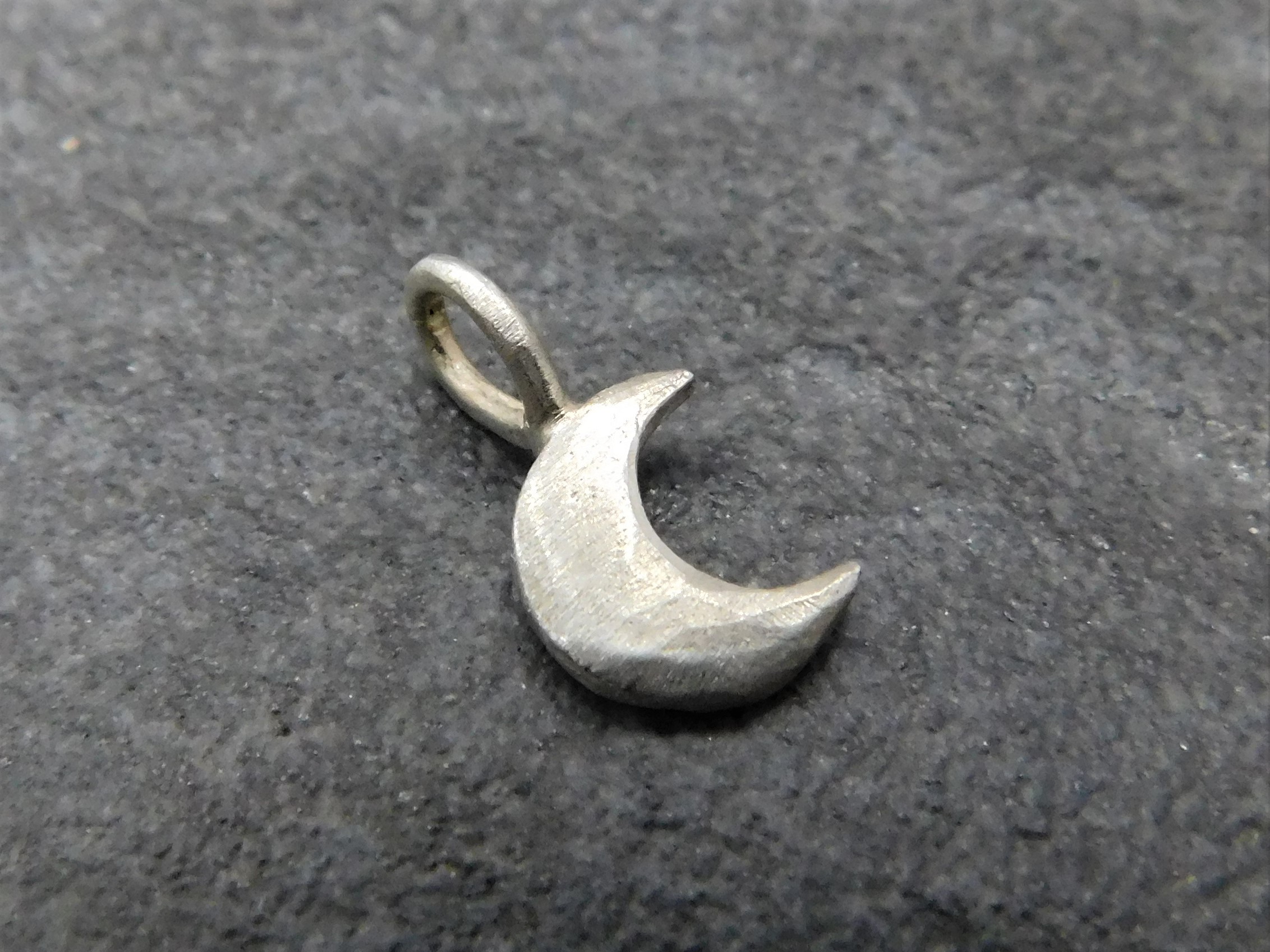 Hänge Älskad måne 9 mm vitguld 18 karat