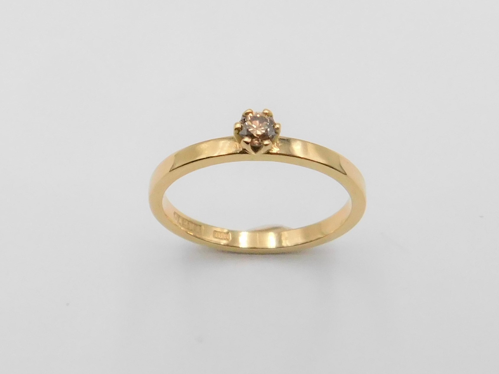 Ring Elly i 18K guld med briljantslipad champagnefärgad diamant, sedd uppifrån