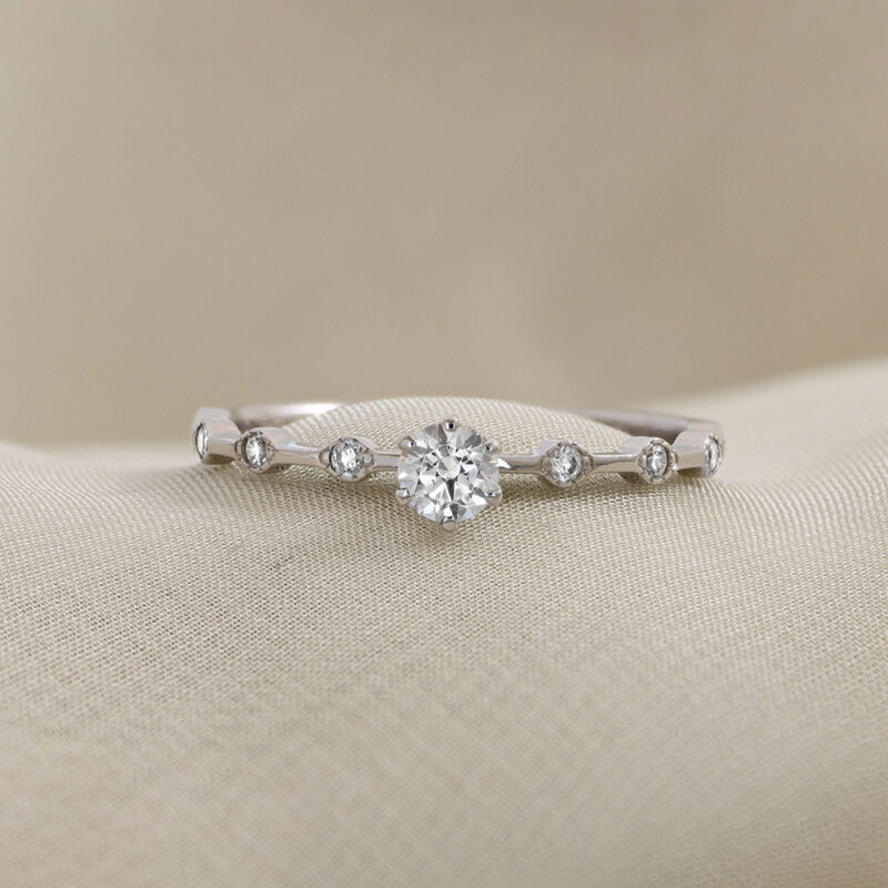 Ring Norma diamanter solitär + sidostenar guld 18 karat 