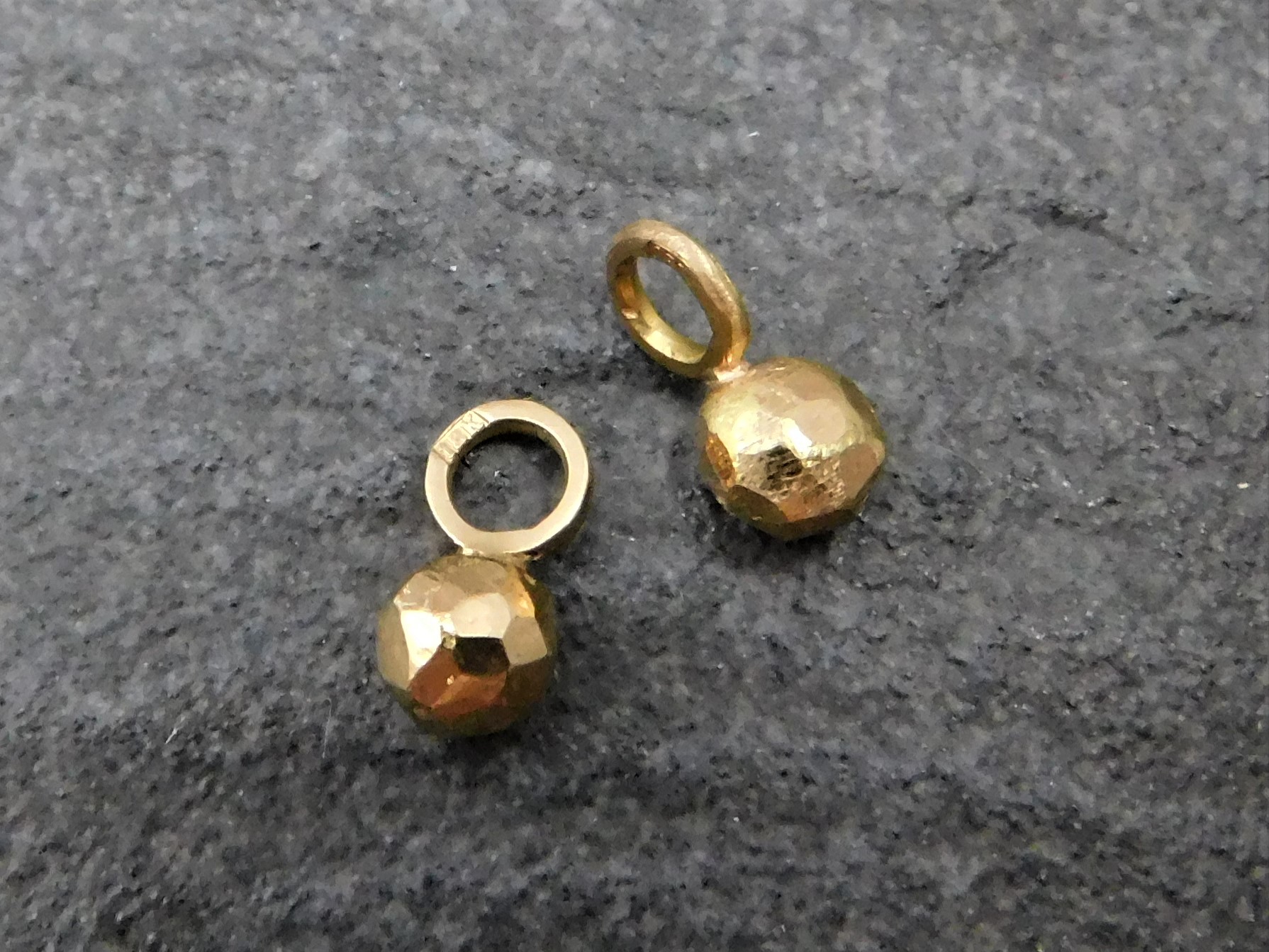 Hänge Älskad klot handgjort guld 18 karat