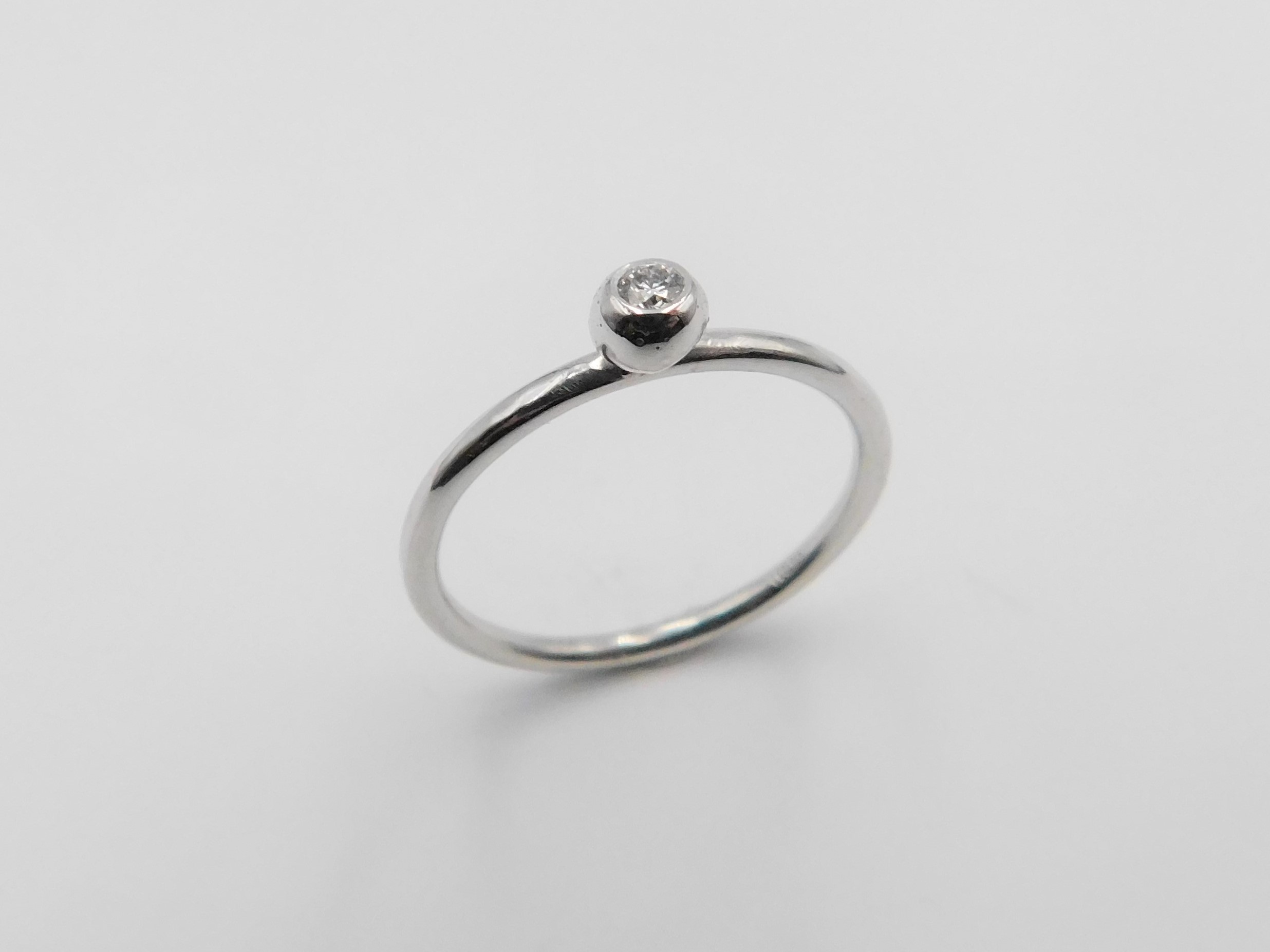 Ring Molly i vitguld med safir i bollfattning, sedd uppifrån