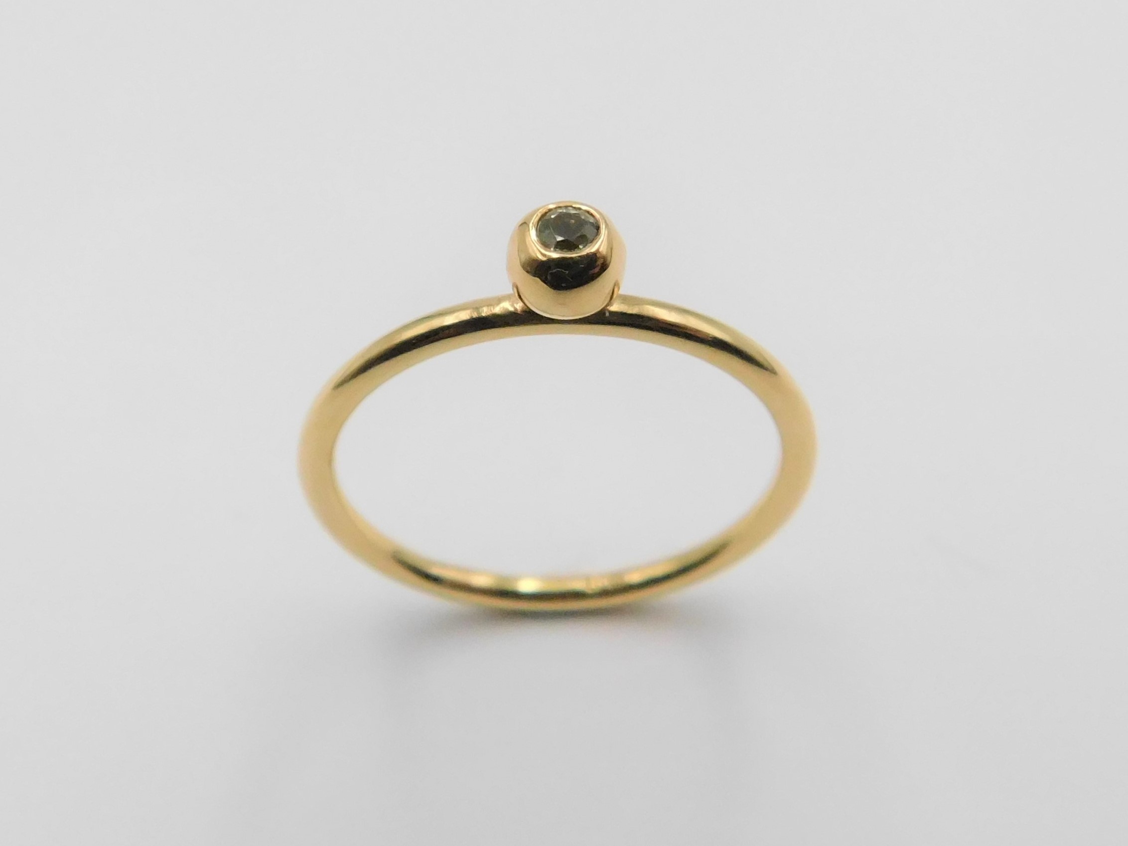 Ring Molly i 18K guld med safir, sedd uppifrån