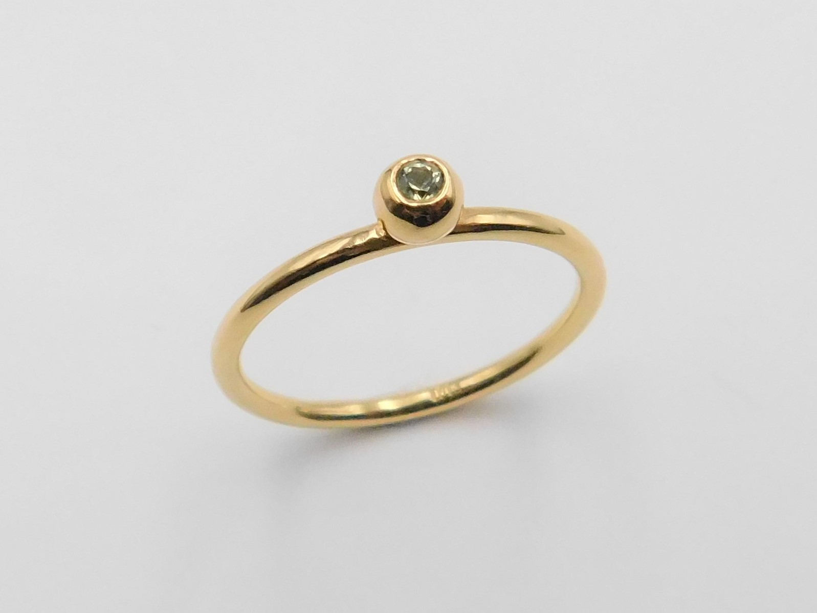 Ring Molly i 18K guld med safir, sedd snett uppifrån