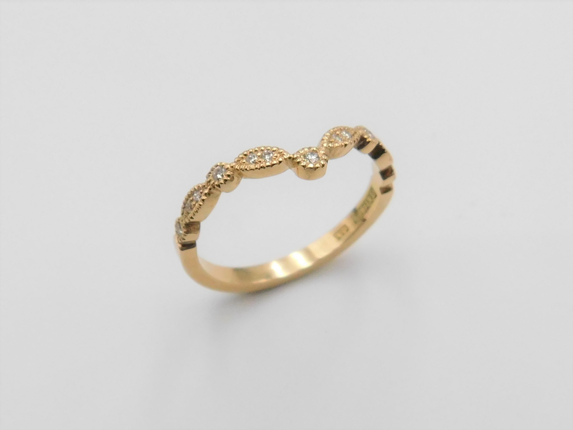 Ring Maja i 18K guld med briljantslipade diamanter, sedd snett uppifrån