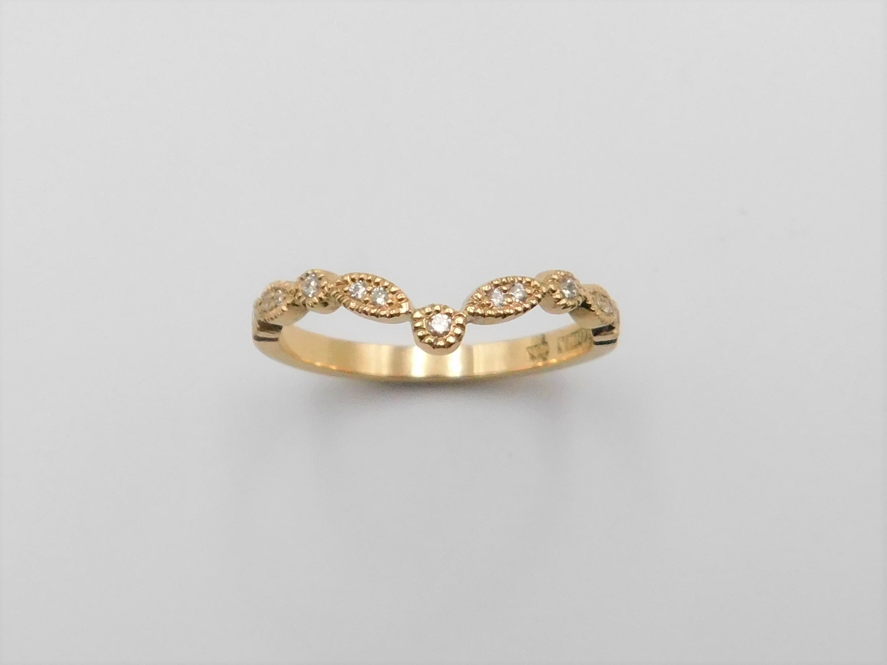 Ring Maja i 18K guld med briljantslipade diamanter, sedd uppifrån