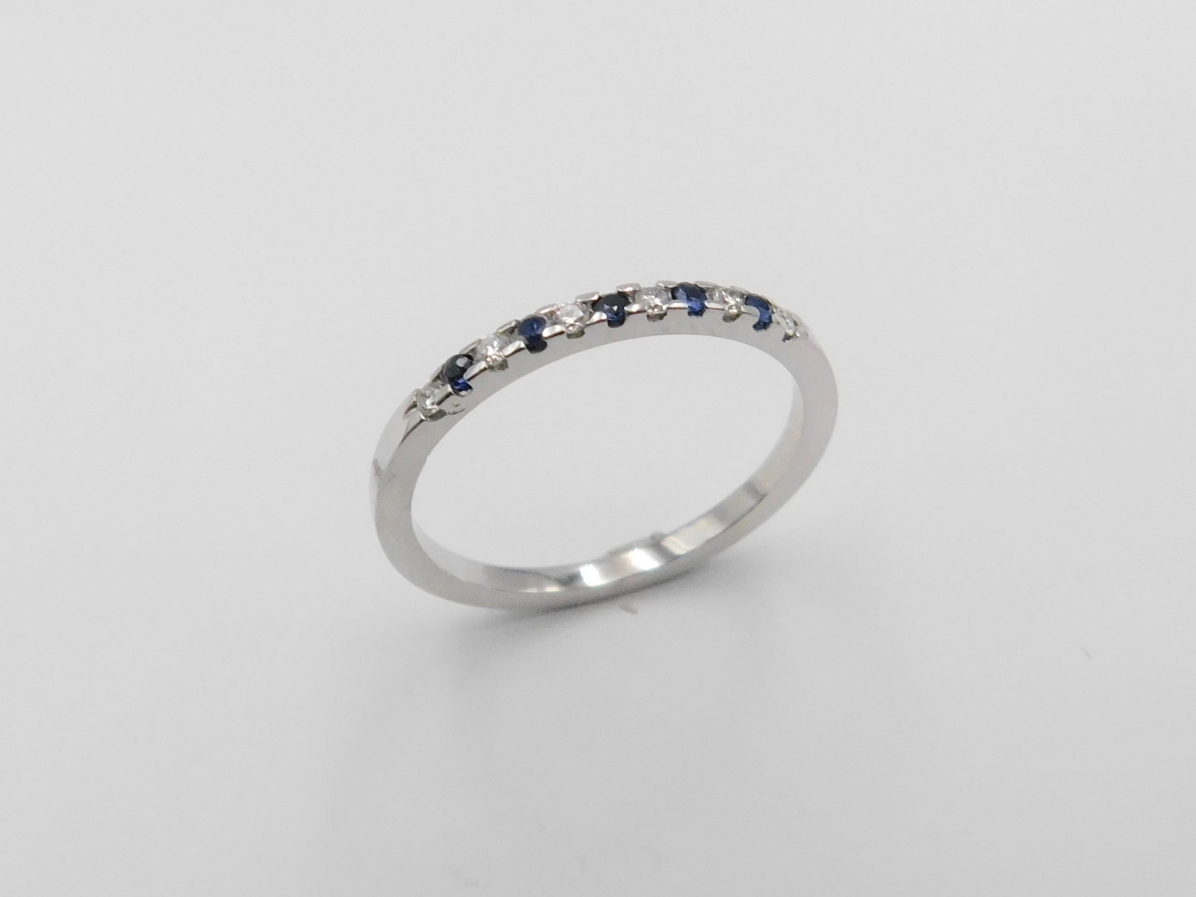 Dahlgren 1918 - Ring Ellinor handgjord vitguld safir diamanter