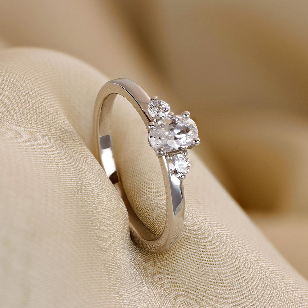 Ring Agneta oval diamant 0,50 ct guld 18 karat 
