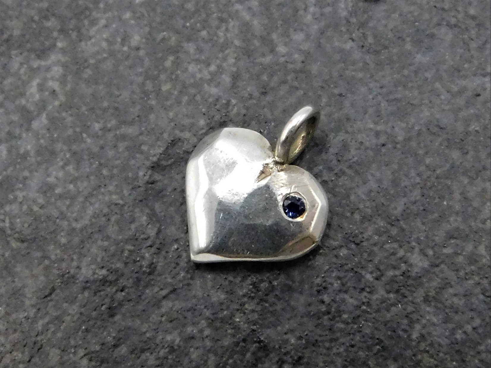 Hänge Älskad hjärta 12 mm blå safir silver