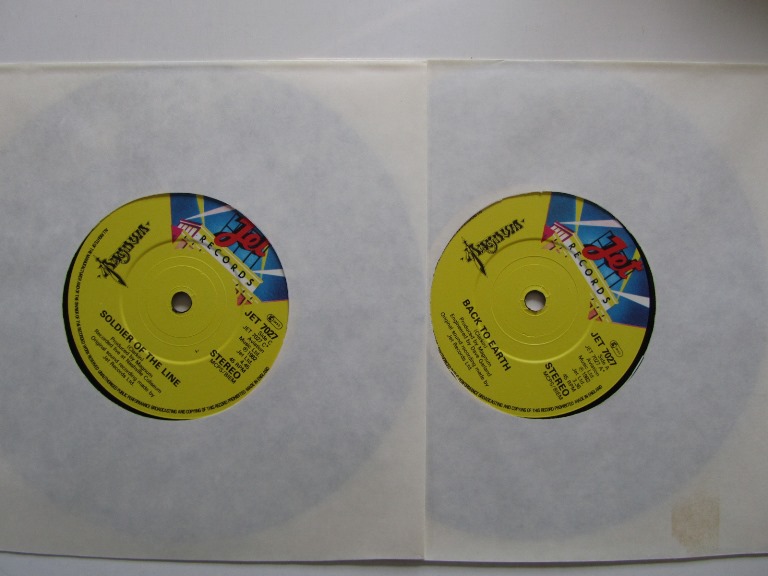 Magnum Back to Earth / Hold Back Your Love / Soldier on the Line (live) / Sacred Hour (live) 2 st 7" singlar - 3