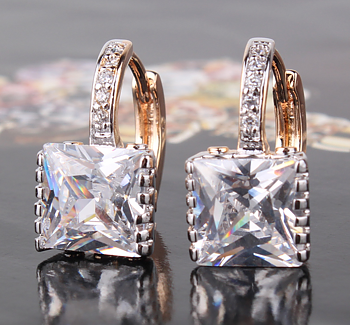 Örhängen med Cubic Zirconia och i 18 K Guldplätering