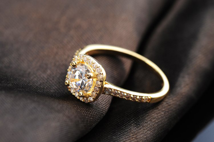 Ring i kvadratiskt utförande med en stor och många små stenar i Cubic Zirconia och 18K Guldplätering - 3