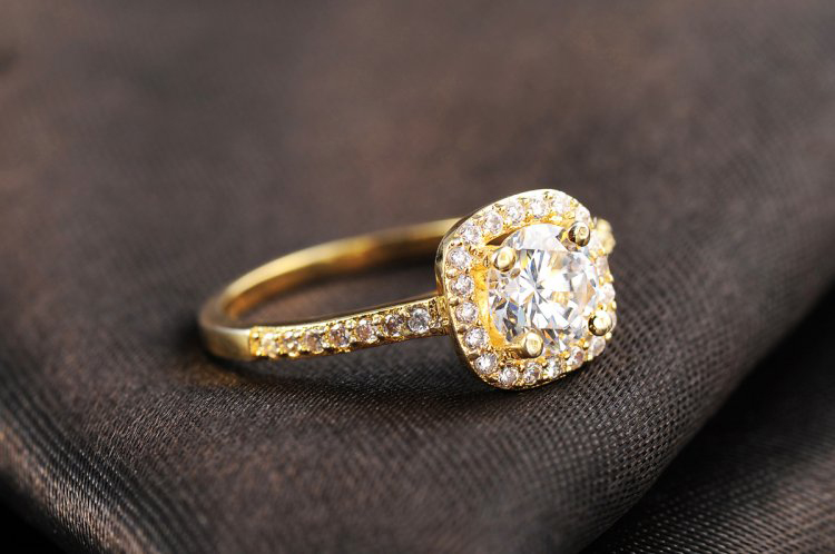 Ring i kvadratiskt utförande med en stor och många små stenar i Cubic Zirconia och 18K Guldplätering - 2