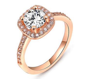 Ring i kvadratiskt utförande med en stor och många små stenar i Cubic Zirconia och 18 K Roséguldplätering