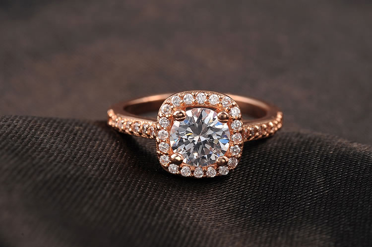 Ring i kvadratiskt utförande med en stor och många små stenar i Cubic Zirconia och 18 K Roséguldplätering - 2