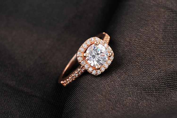 Ring i kvadratiskt utförande med en stor och många små stenar i Cubic Zirconia och 18 K Roséguldplätering - 3