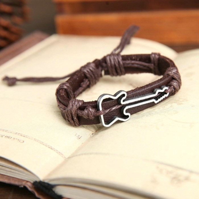 Läderarmband "Guitar" med rem- och metalldetaljer - 2