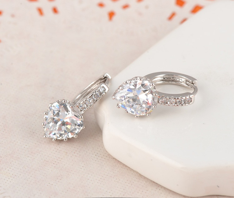 Örhängen "Hearts" med en större hjärtformad och några små Cubic Zirconia samt platinumplätering - 2