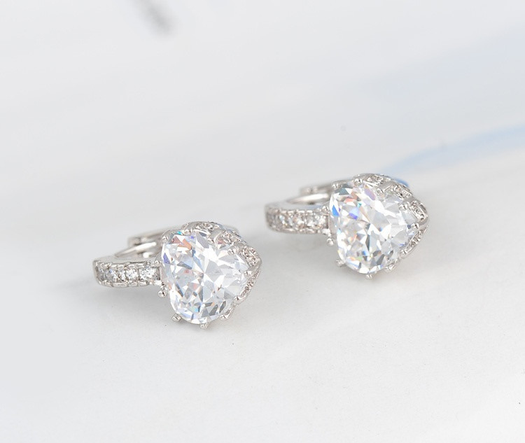 Örhängen "Hearts" med en större hjärtformad och några små Cubic Zirconia samt platinumplätering - 3