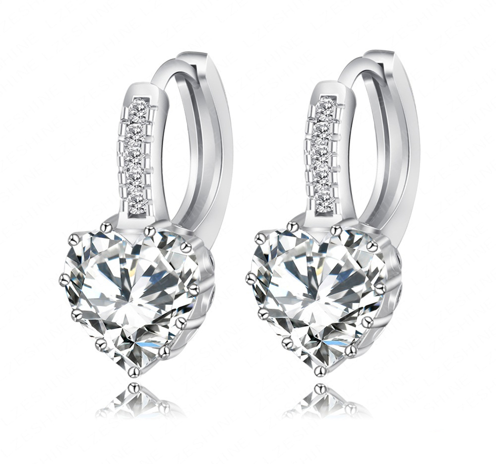 Örhängen "Hearts" med en större hjärtformad och några små Cubic Zirconia samt platinumplätering