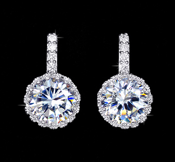 Örhängen med en stor och många små Cubic Zirconia samt i 18 K Vit Guldplätering - 2