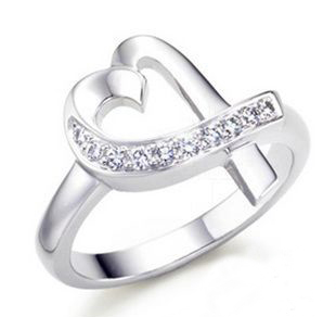 Ring i en hjärtform delvis prydd med Cubic Zirconia och i 925 Sterling Silverplätering