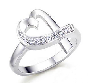 Ring i en hjärtform delvis prydd med Cubic Zirconia och i 925 Sterling Silverplätering