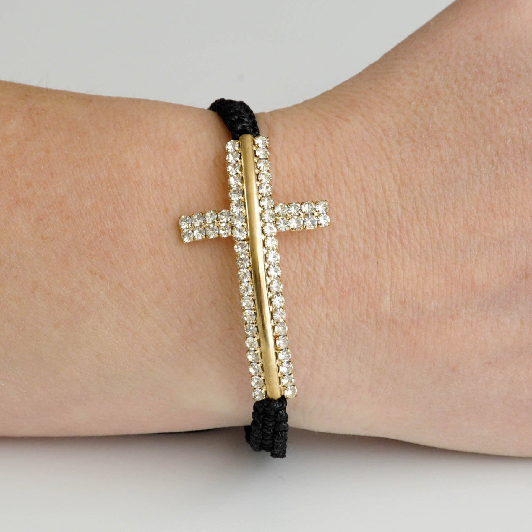 Armband "Cross" med guldfärgat kors och dubbla rader med kristaller - 2