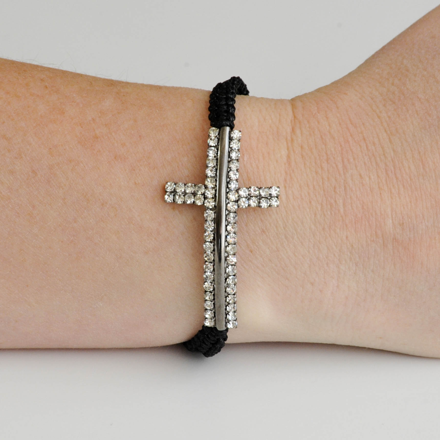 Armband "Cross" med silverfärgat kors och dubbla rader med kristaller - 2