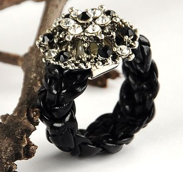 Ring "Vintage" med bl.a ljus och mörka strasspärlor och i PU-läder - 2