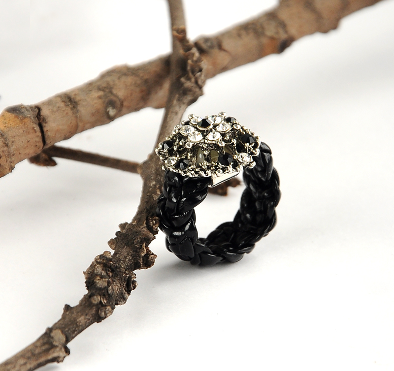 Ring "Vintage" med bl.a ljus och mörka strasspärlor och i PU-läder - 3