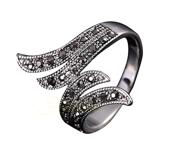 Ring "Angel Wings" med svarta pärlor i retrostil samt platinumplätering