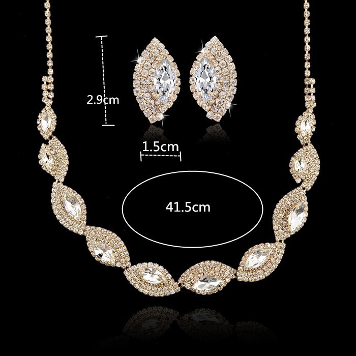 Smyckeset med Austrian Crystals och i 18 K Guldplätering - 2